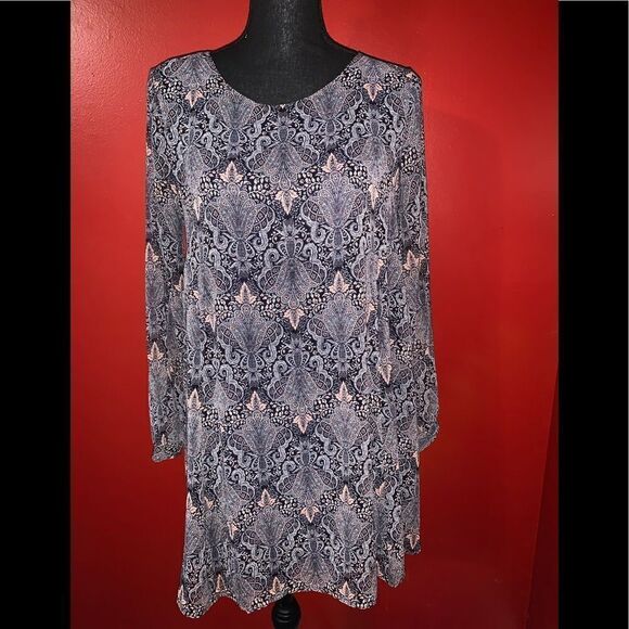 ASTR Long Sleeve Abstract Dress - Picture 1 of 7